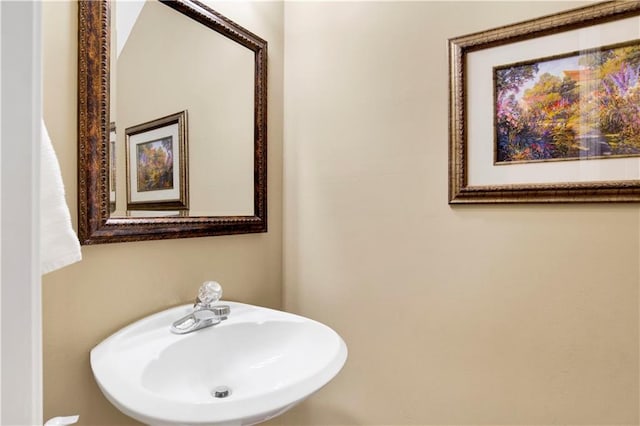 bathroom featuring a sink
