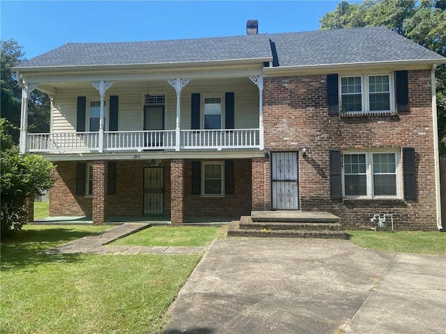 view of front of property with a front yard