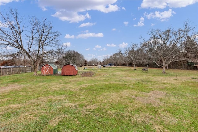 view of yard featuring a storage unit