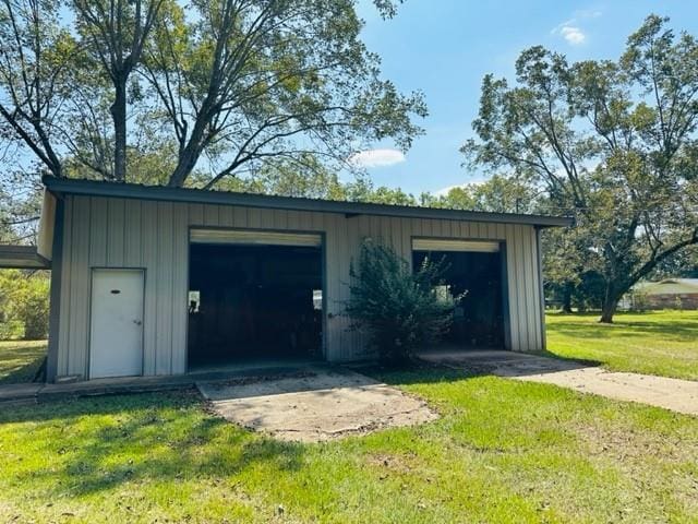 view of detached garage