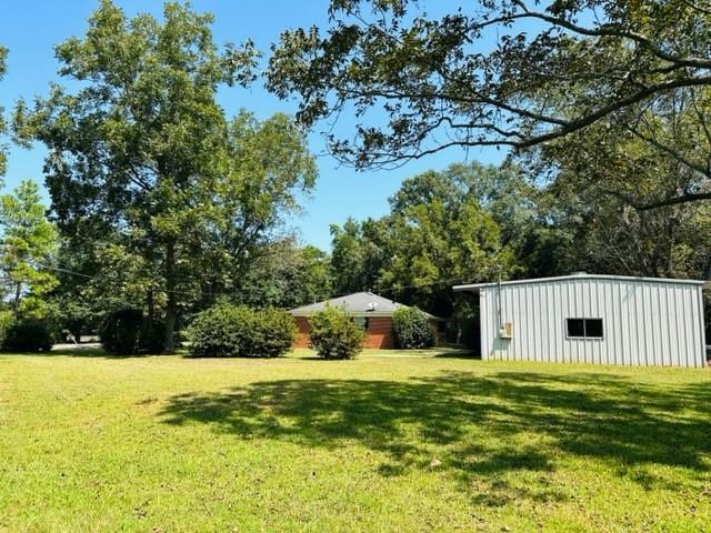 view of yard featuring an outbuilding