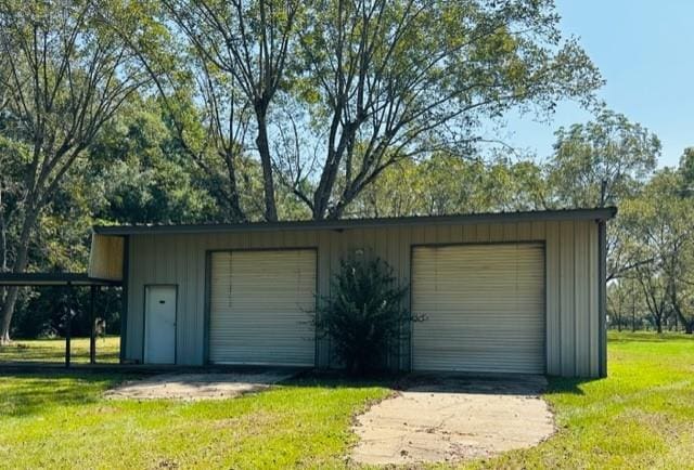 garage featuring a garage