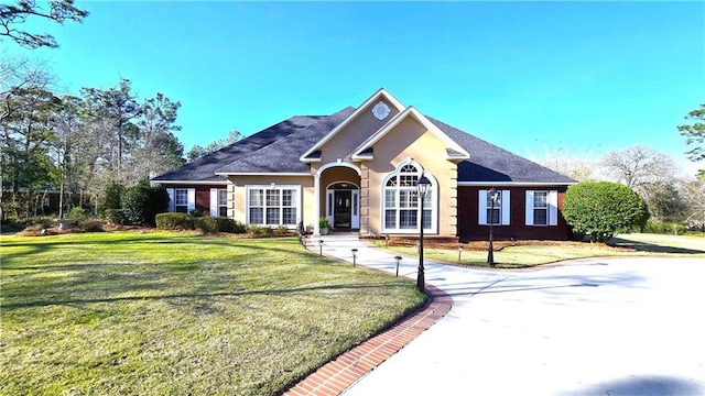 view of front facade featuring stucco siding and a front yard