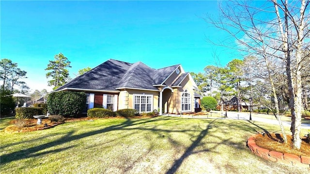 view of front facade with a front lawn and stucco siding