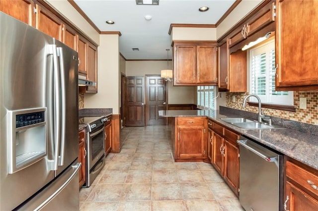 kitchen with sink, tasteful backsplash, decorative light fixtures, stainless steel appliances, and crown molding