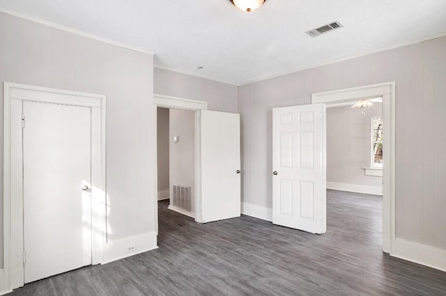 unfurnished bedroom with dark hardwood / wood-style flooring and a closet