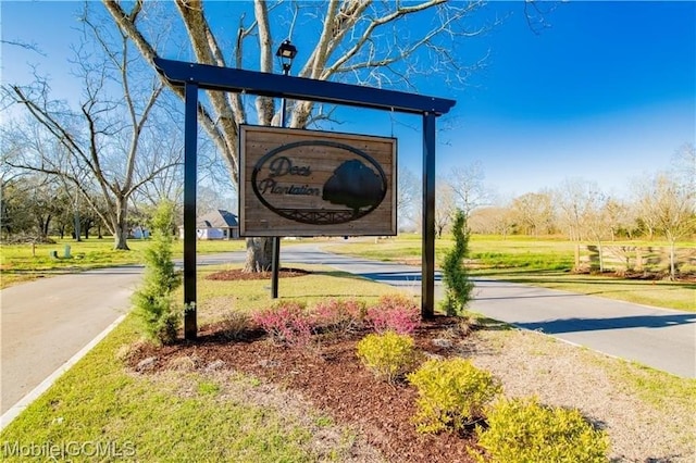 community / neighborhood sign with a yard