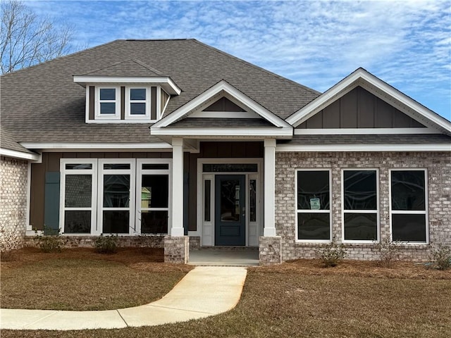 craftsman house with a front lawn