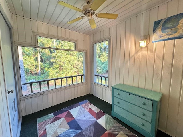 sunroom / solarium featuring ceiling fan