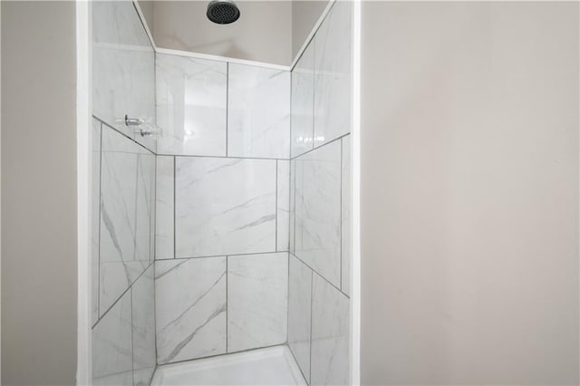 bathroom featuring tiled shower