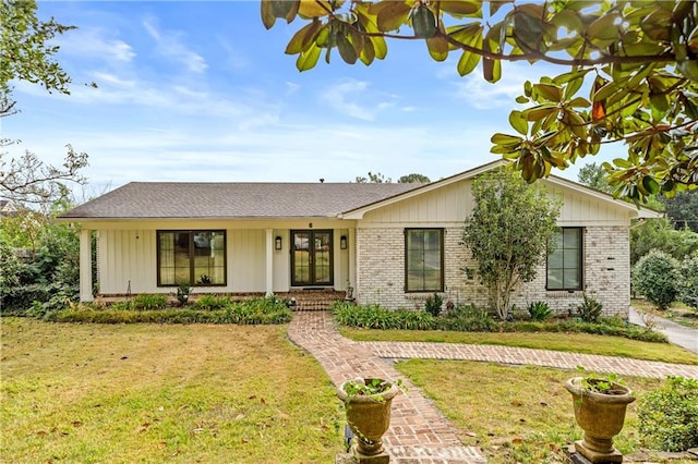 single story home with a front lawn