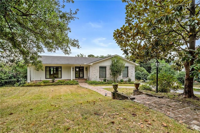 ranch-style home featuring a front lawn