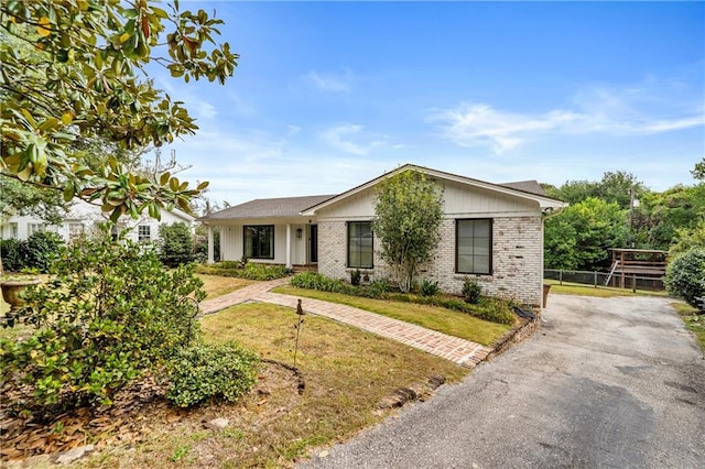 ranch-style home with a front yard