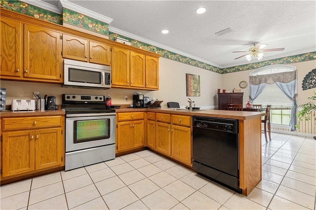 kitchen with kitchen peninsula, stainless steel appliances, ornamental molding, a textured ceiling, and ceiling fan