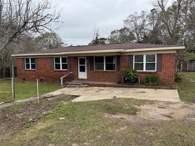 single story home featuring a front yard