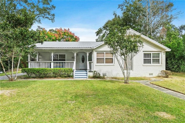 single story home featuring a porch and a front lawn