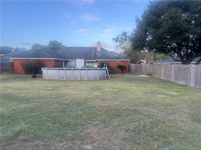 view of yard featuring a fenced in pool