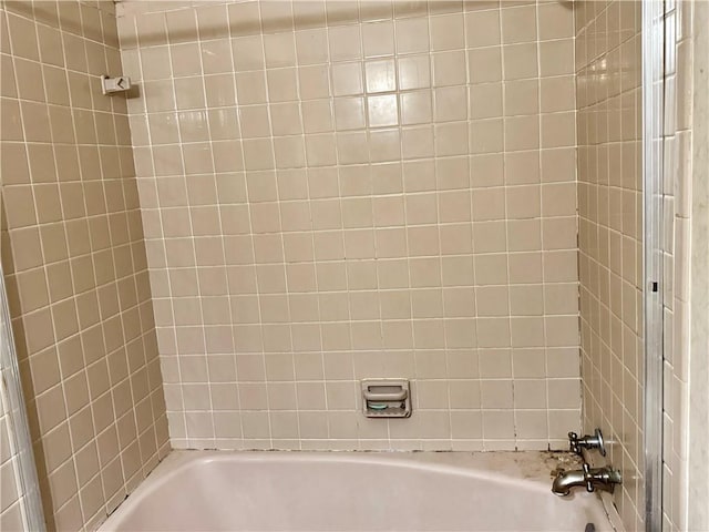 bathroom with shower / washtub combination