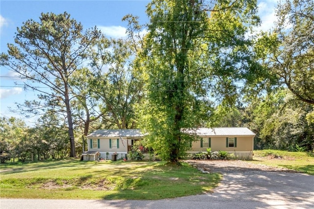 single story home featuring a porch and a front lawn