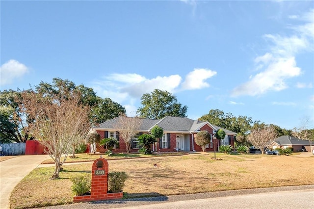 ranch-style house featuring a front lawn