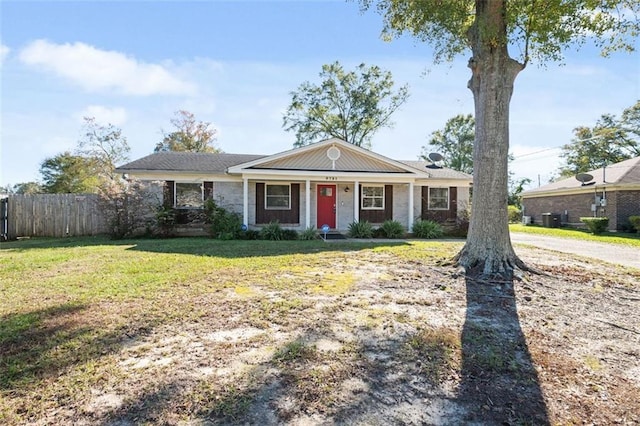 ranch-style home featuring a front lawn