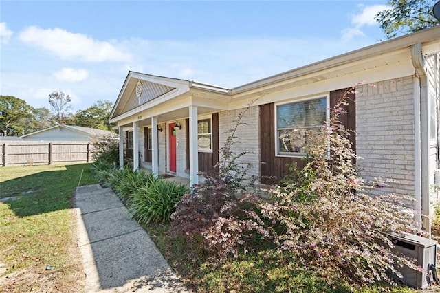 view of front of property featuring a porch and a front lawn