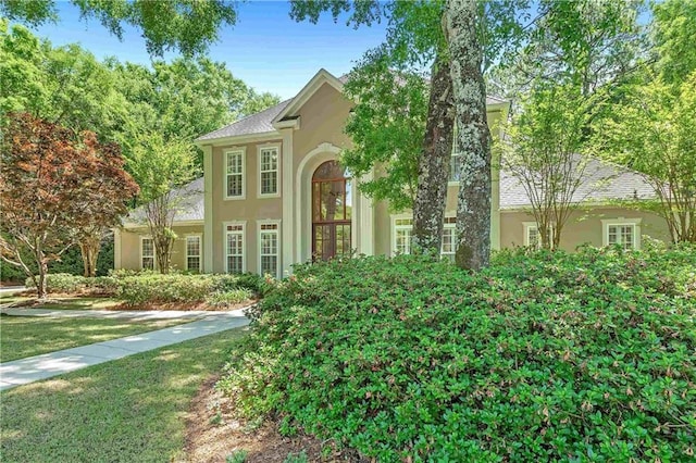 view of front of home with a front lawn