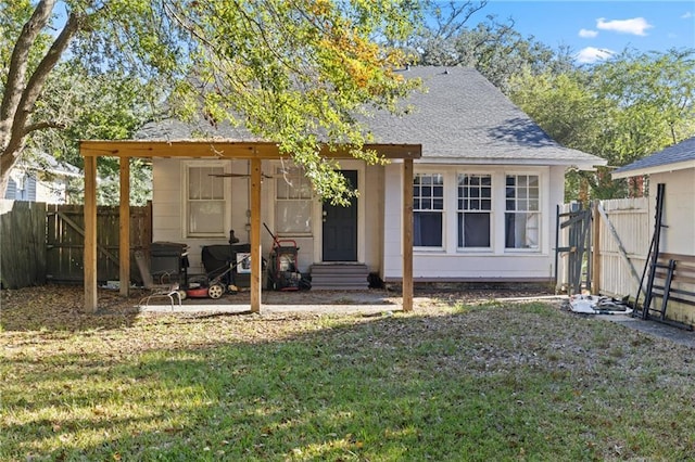 view of front facade featuring a front lawn