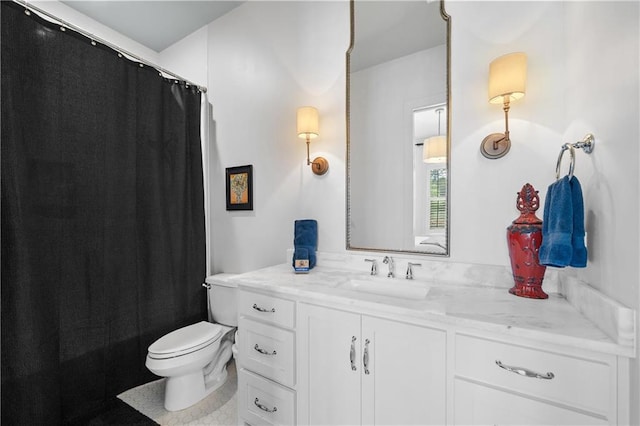 full bath with toilet, vanity, and curtained shower