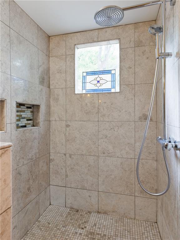 1660 Laurel St, Mobile, AL 36604 - full bathroom featuring a tile shower