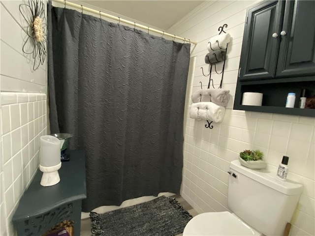 full bathroom with crown molding, toilet, tile walls, and curtained shower