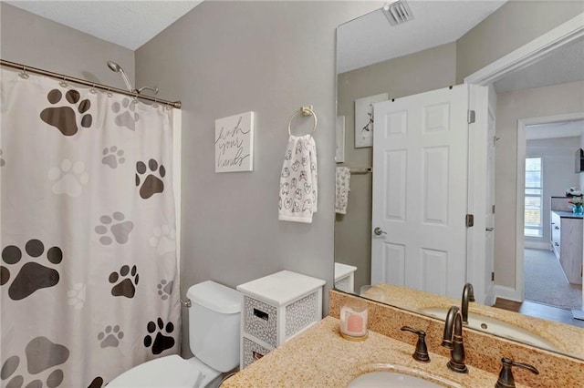 full bathroom with visible vents, curtained shower, toilet, and vanity