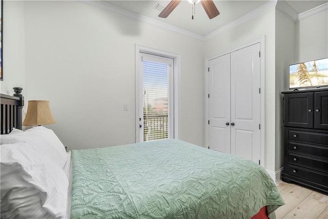 1449 Lagoon Dr W Unit B, Gulf Shores, AL 36542 - bedroom featuring light wood finished floors, crown molding, a ceiling fan, a closet, and baseboards