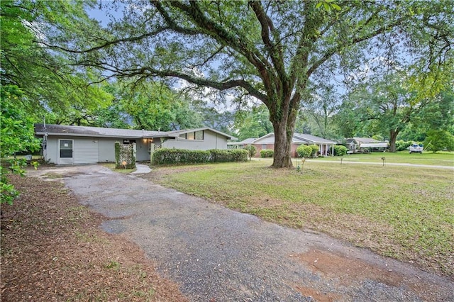 4359 Montclair Cir E, Mobile, AL 36693 - mid-century home featuring driveway and a front yard