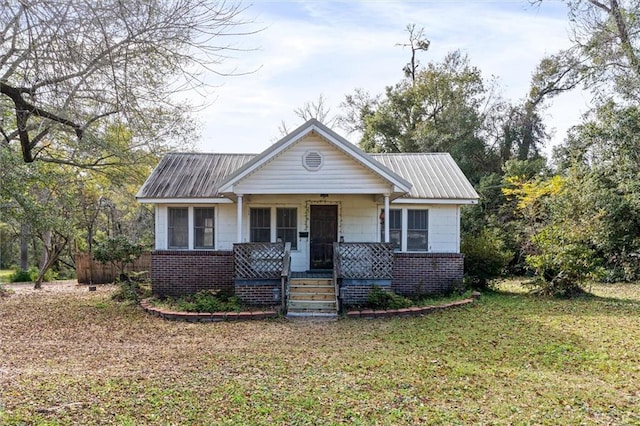 view of front of property with a porch and a front lawn