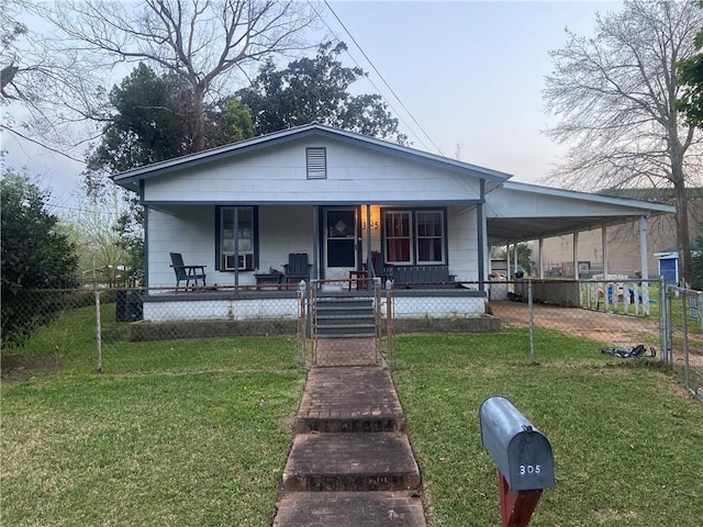 view of front of home featuring a porch, a carport, and a front lawn