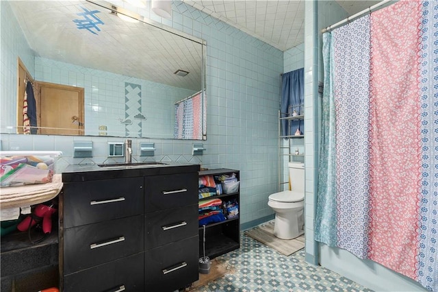 full bathroom featuring vanity, tile walls, shower / bath combo, and toilet