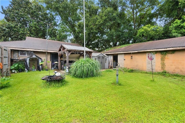 view of yard with a shed