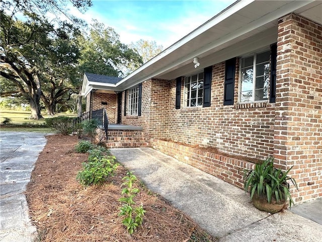 property entrance with covered porch