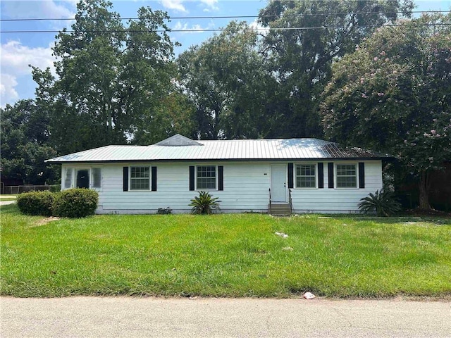 single story home featuring a front yard