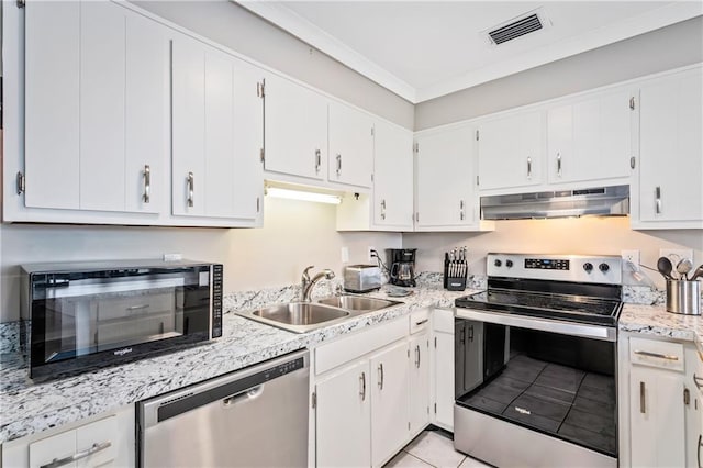 kitchen with stainless steel appliances, under cabinet range hood, a sink, light countertops, and white cabinetry