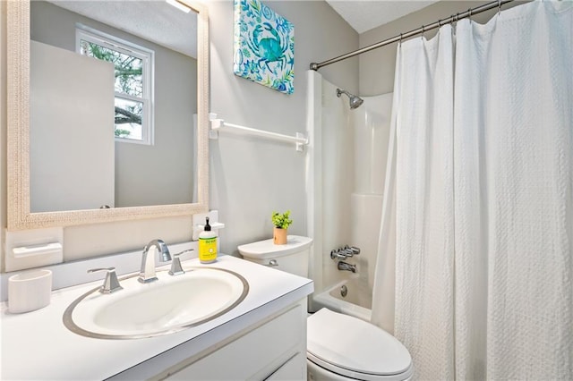 bathroom with toilet, vanity, and shower / bath combo