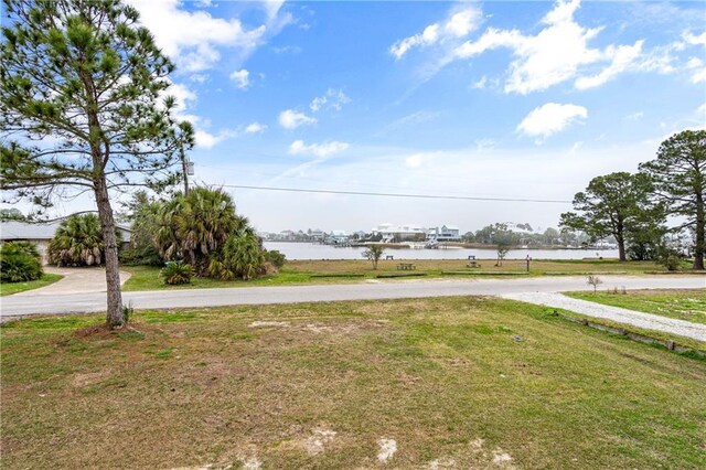 view of grassy yard featuring a water view