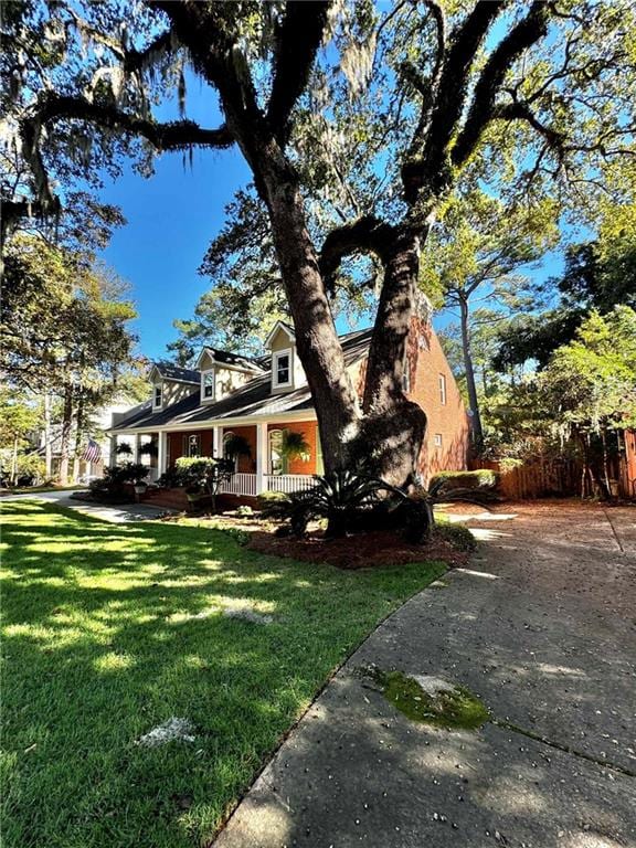 view of front facade featuring a front lawn and covered porch