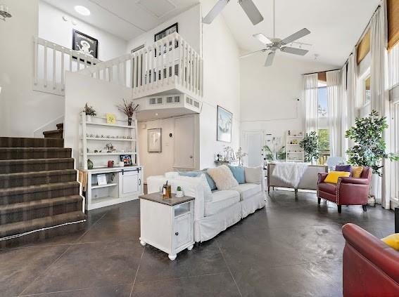 living room with high vaulted ceiling and ceiling fan