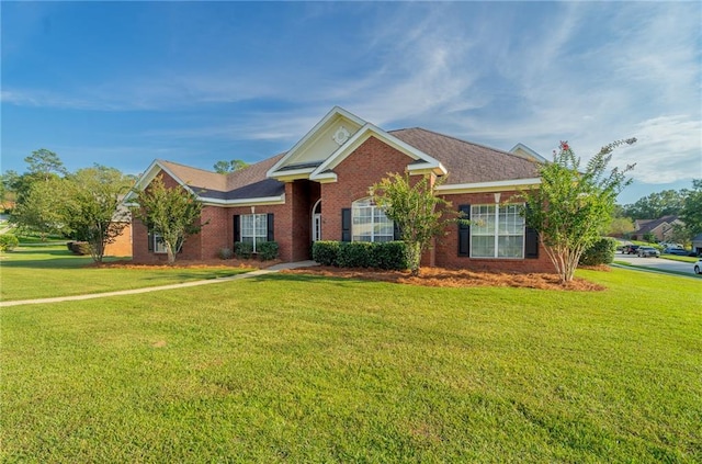 view of front of property featuring a front yard