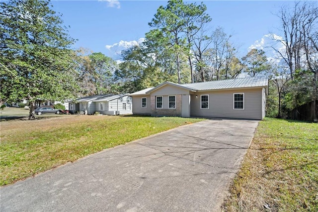 ranch-style home with a front yard