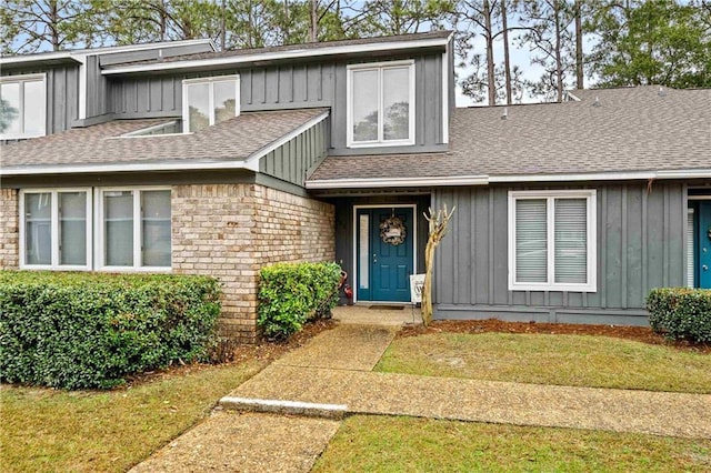 view of front facade featuring a front lawn