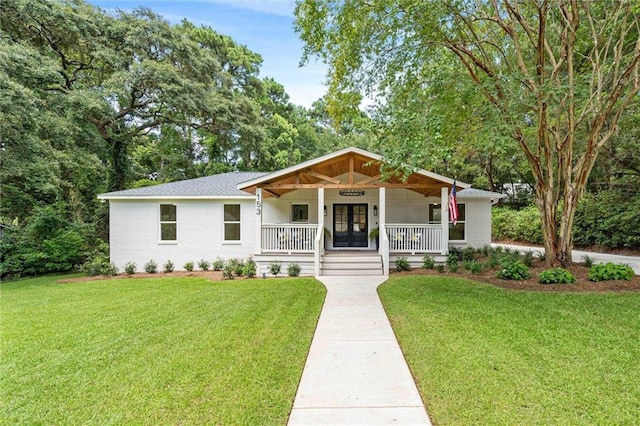 view of front of property featuring a front lawn and covered porch