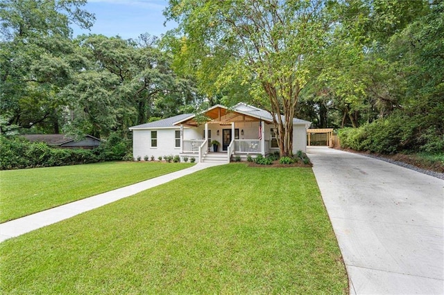 view of front of home featuring a front lawn and covered porch